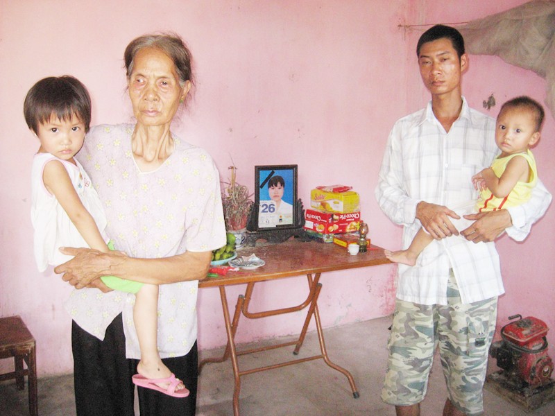 Gia đình anh Thao bên bàn thờ chị Dung. Ảnh: T.V