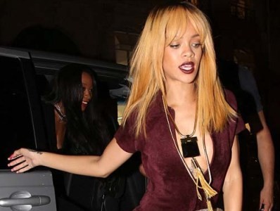 Rihanna lại tóc vàng hoe và thả rông vòng một