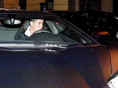 C. Ronaldo dạo phố với siêu xe