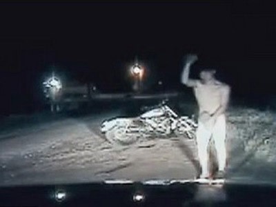 Bị cảnh sát bắt giữ vì ‘tồng ngồng’ chạy xe trên đường