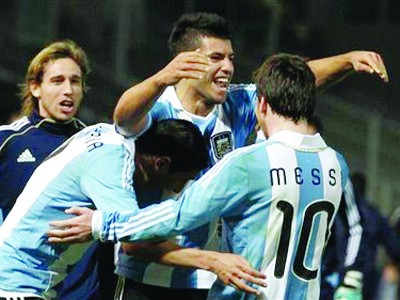Messi, Aguero đưa Argentina vào tứ kết