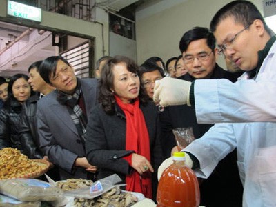Các Bộ trưởng khẳng định các mẫu kiểm tra hôm đó không đại diện cho hàng Tết ở chợ Đồng Xuân