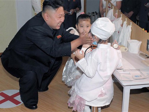 Lãnh đạo trẻ Kim Jong Un đến thăm nhà trẻ Kyongsang
