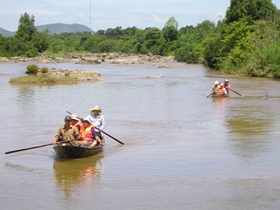 Đi thuyền trên sông Ba là hình ảnh thơ mộng không còn nữa