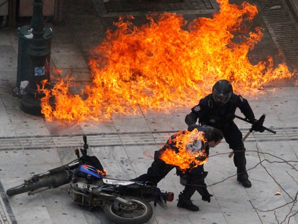 Cảnh sát Hy Lạp bị ném bom xăng vào đầu