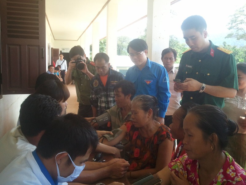 Hơn 1500 người dân Lào được cấp phát thuốc chữa bệnh miễn phí
