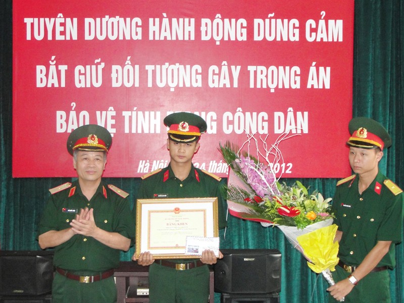 Với hành động dũng cảm của mình, thiếu úy Tuấn đã được Bộ Tư lệnh thủ đô tặng bằng khen, thưởng nóng và thăng quân hàm