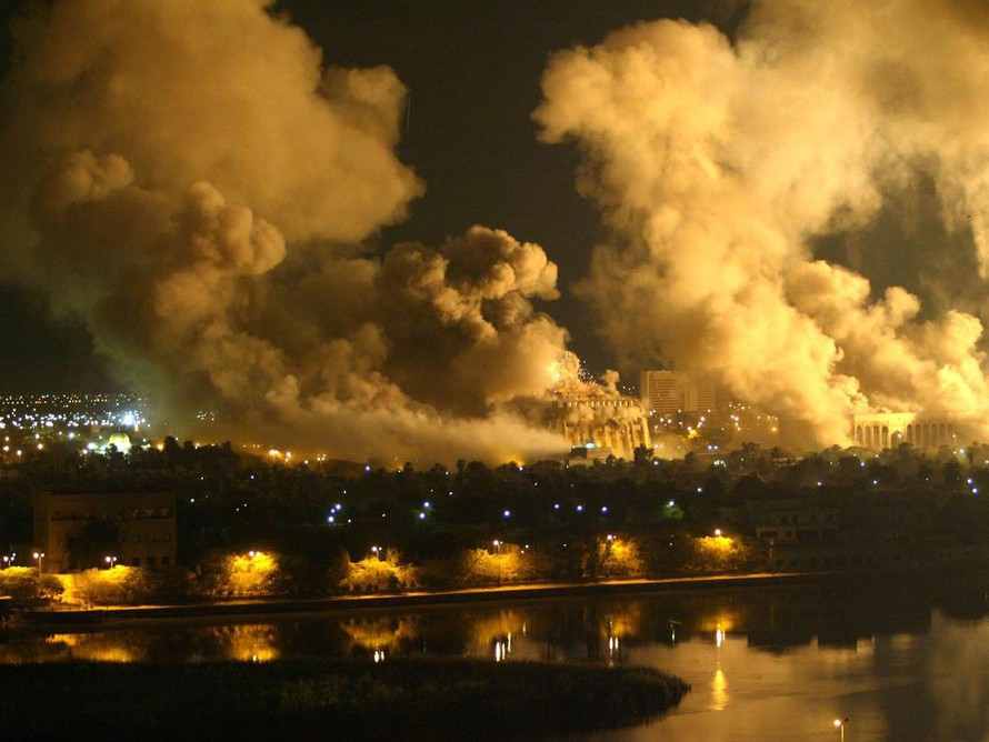Khói mịt mù bao phủ toàn dinh Tổng thống ở thủ đô Baghdad trong cuộc không kích của Mỹ hôm 21-3-2003