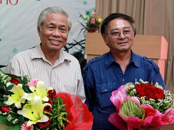 Nhà thơ Vũ Quần Phương và nhà thơ Trần Ninh Hồ tại buổi tọa đàm Ảnh: Mi Ly