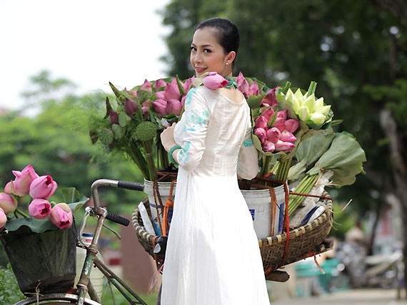 Linh Nga dịu dàng áo dài và sen Việt