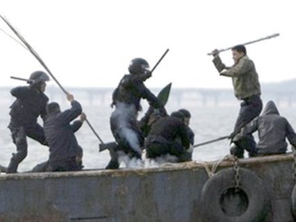 Ngư dân Trung Quốc dùng dao và gậy sắt chống trả Lực lượng Bảo vệ Bờ biển Hàn Quốc