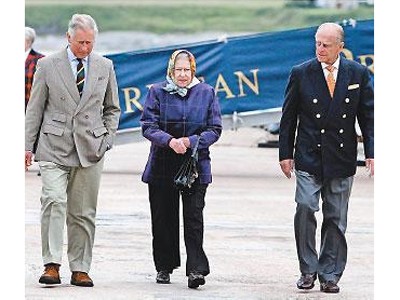 Nữ hoàng Anh cùng phu quân (bên phải) được Thái tử Charles ra đón tại nơi nghỉ ở Scotland