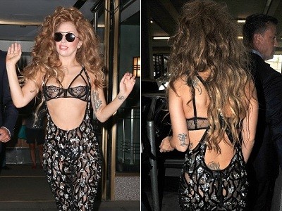 Lady Gaga ăn mặc hở hang, tứ tung xuống phố