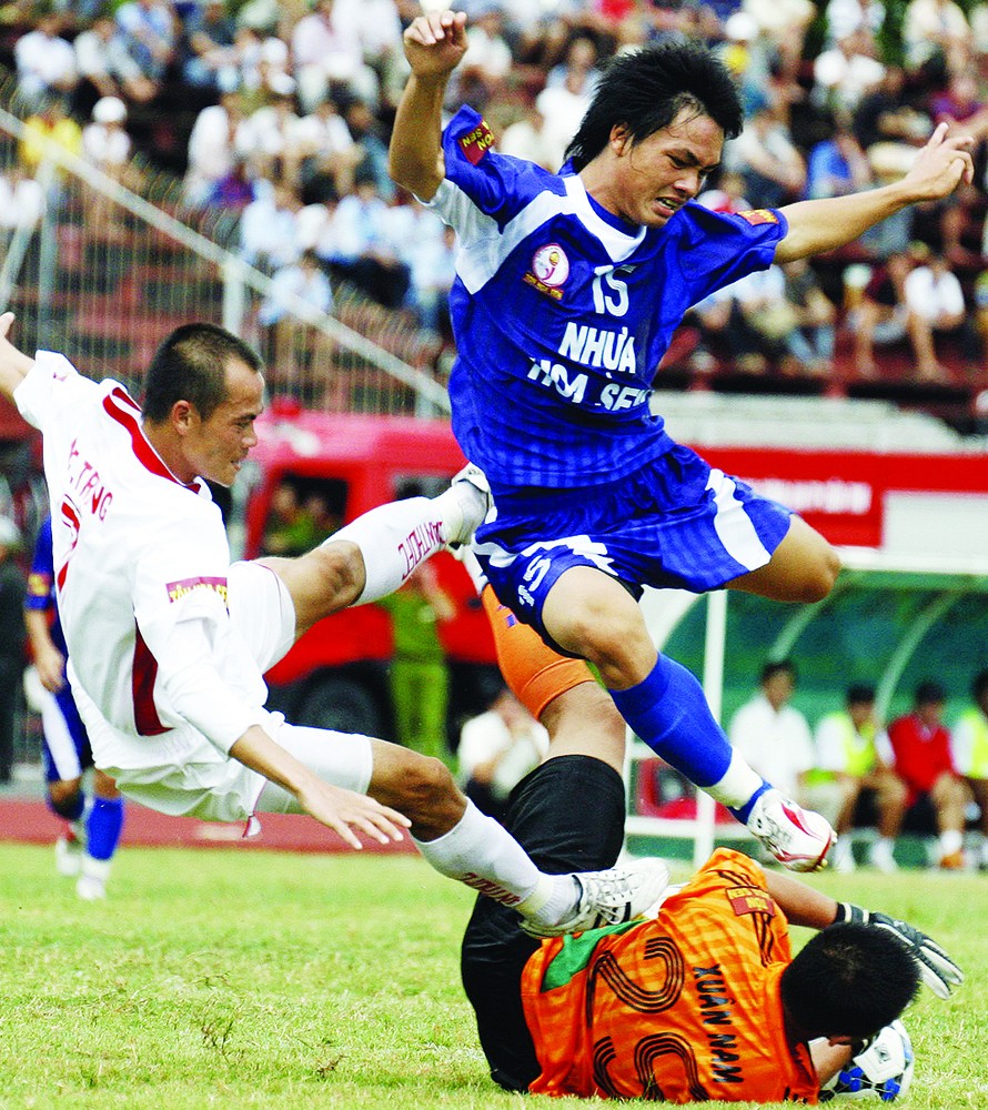 Cần Thơ (trái) thua trận trước Quảng Nam