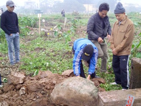 Thêm một vụ đào trộm mộ tại Hà Nội