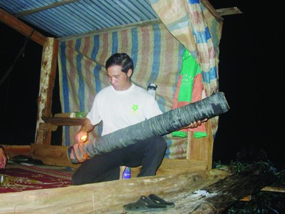 Anh Nguyễn Ngọc Luân đang châm lửa ống lố để thụt voi