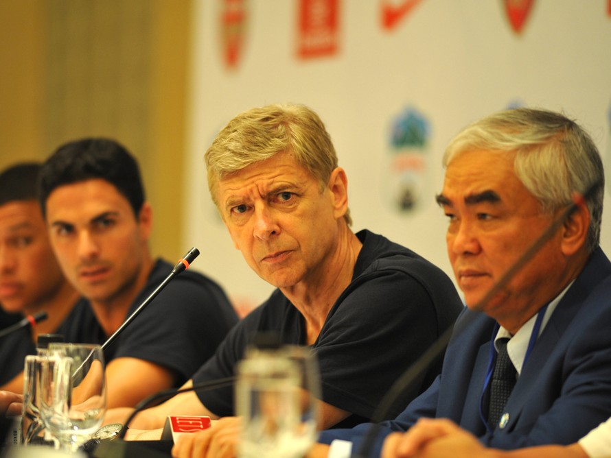 Chùm ảnh: Arsenal vui vẻ tại cuộc họp báo ở Hà Nội