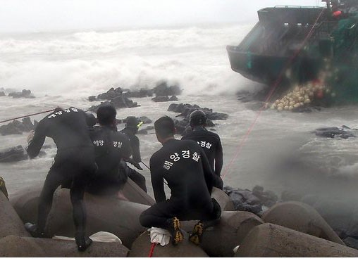 Lính tuần duyên cứu hộ một tàu cá trong trận bão Boloven ở Hàn Quốc