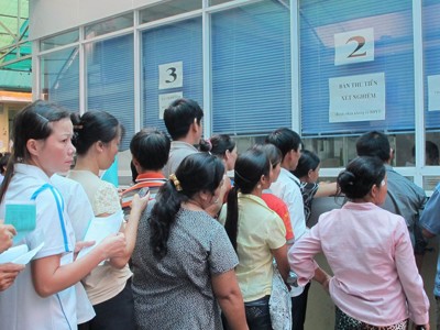 Bệnh nhân nộp tiền theo giá dịch vụ y tế mới tại BV K (Hà Nội)