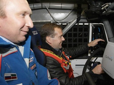 Bức ảnh ông Medvedev(người ngồi phía trong) trên trang web của mình