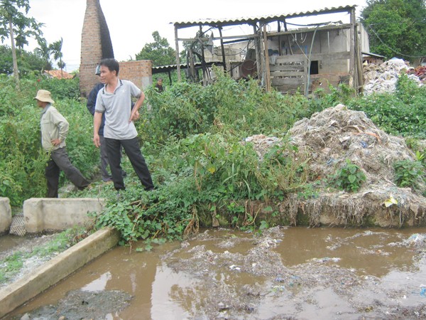 Dân kêu vì cơ sở tái chế nhựa