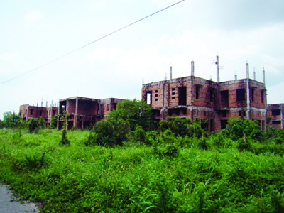 Những căn biệt thự xây thô bị bỏ hoang ở Nhơn Trạch Ảnh: Đ.M