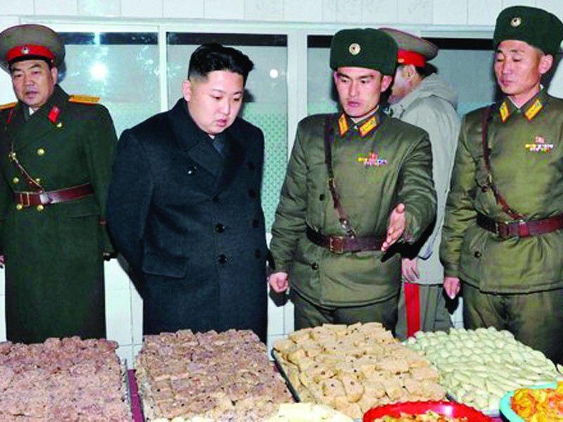 Nhà lãnh đạo Kim Jong-un (thứ hai từ trái) thăm một sư đoàn xe tăng. Ảnh: International Herald Tribune
