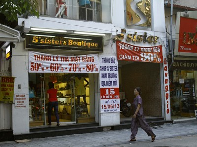 Trên phố, các cửa hàng kinh doanh và DN thi nhau thanh lý cửa hàng hoặc giảm giá ảnh: Ngọc Châu