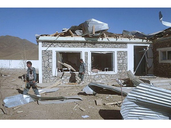 Cảnh sát Afghanistan điều tra bên ngoài phòng khám bị hủy hoại sau vụ nổ trước trụ sở NATO thuộc quận Mohammad Agha, tỉnh Logar, cách thủ đô Afghanistan 25 dặm. Ảnh: Telegraph
