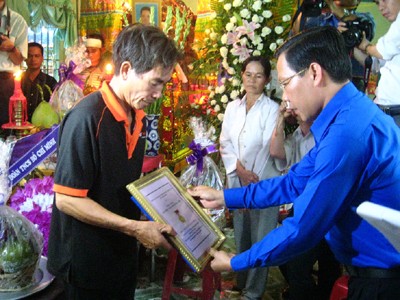 Anh Phan Văn Mãi, Bí thư T.Ư Đoàn trao tặng huy hiệu Tuổi trẻ dũng cảm cho gia đình anh Nguyễn Xuân Chinh
