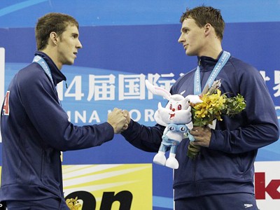 Phelps (trái) chúc mừng chiến thắng của đồng đội Lochte Ảnh: A.P