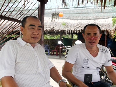 Anh Nguyễn Thanh Hồng (trái) và anh Nguyễn Công An cùng tố cáo hành vi của ông Nhã