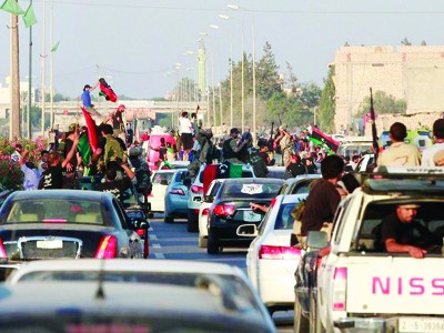 Quân nổi dậy Libya lùng bắt cha con Gadhafi