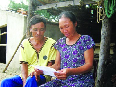 Bà Nguyễn Thị Mai (Cương Gián) bật khóc khi đọc thông báo dừng XKLĐ đi Hàn Quốc của Bộ LĐ-TB&XH