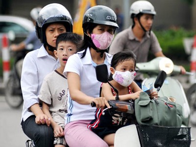 Hà Nội xử phạt phụ huynh không đội mũ bảo hiểm cho trẻ em