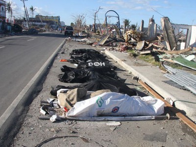 Những hố chôn tập thể ở Tacloban
