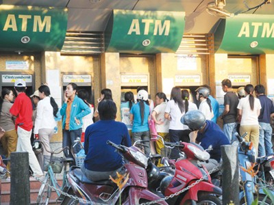 Từ 20-2 tới đây, khách hàng sử dụng thẻ ATM sẽ phải trả thêm mức phí thường niên có thể đến 60.000 đồng/thẻ. Ảnh: D.Đ.M
