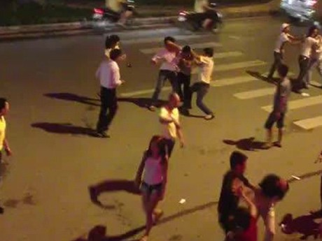 Hoảng hồn thanh niên hỗn chiến náo loạn đường phố Hà Nội