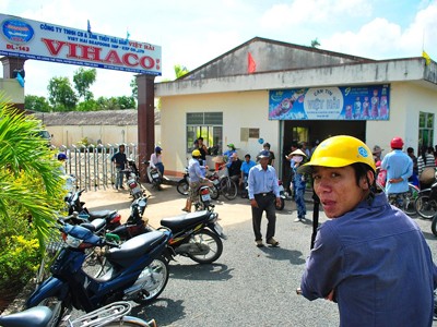 Đám đông công nhân tụ tập đòi phá rào, lấy tài sản Cty Việt Hải trừ nợ