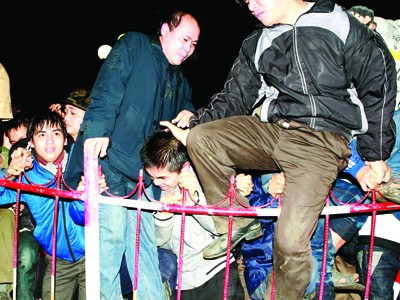 Cảnh hỗn loạn tại Đêm khai ấn đền Trần 2011 Ảnh:Minh Đức