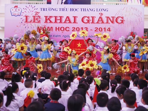 Khai giảng trong mưa