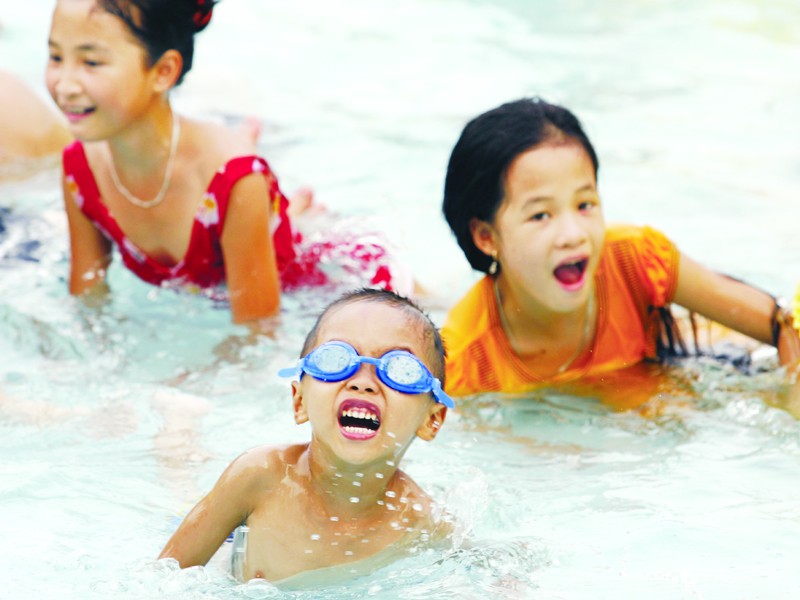 Những đứa trẻ tập bơi tại Công viên Nước Hồ Tây. Ảnh: Hồng Vĩnh