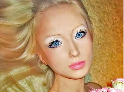 'Sốc' với cô gái giống hệt búp bê Barbie