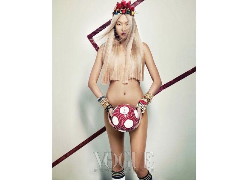 Han Hye Jin “khỏa thân” chơi bóng trên Vogue
