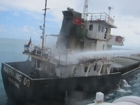 Tàu bốc cháy giữa biển:  Đột ngột nổ máy
