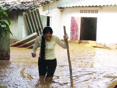 Nhà chị Ma Thị Bạch ở Nà Kéo vẫn ngập trong bùn