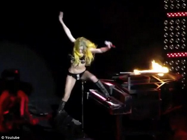 Lady Gaga ngã chổng vó trên sân khấu