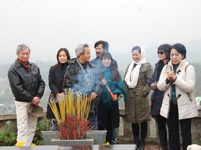 Diễn viên đòa phim thắp hương trước mộ ông Kim Ngọc
