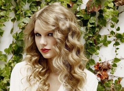 Taylor Swift tố người yêu cũ không chung thủy
