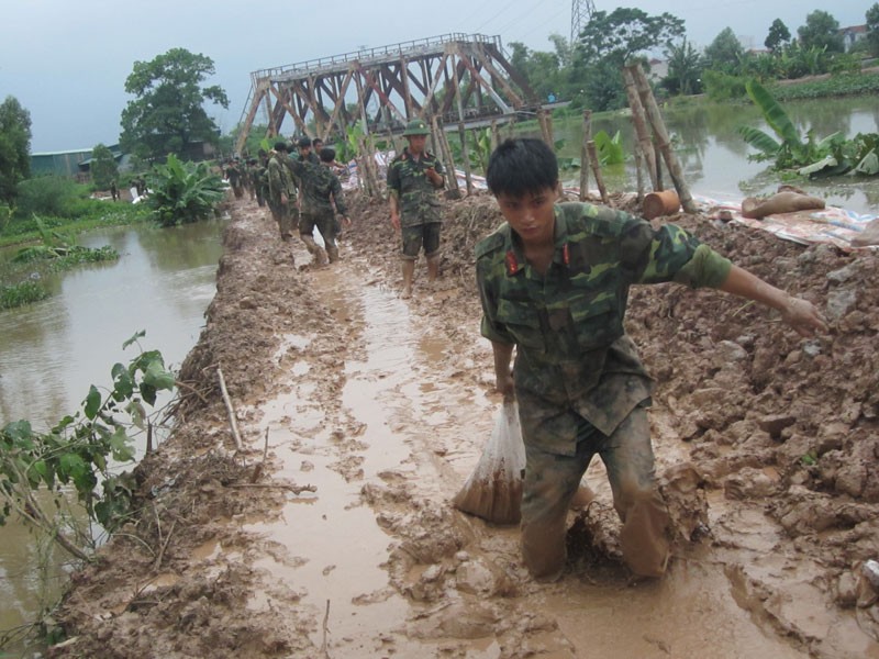 Hơn 350 bộ đội, dân quân chống vỡ đê sông Nhuệ
